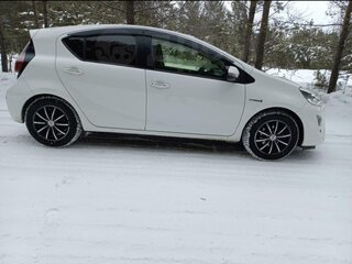 2016 Toyota Aqua I Рестайлинг, белый, 1125000 рублей, вид 2