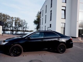 2018 Toyota Camry VII (XV50) Рестайлинг 2, чёрный, 2700000 рублей, вид 4