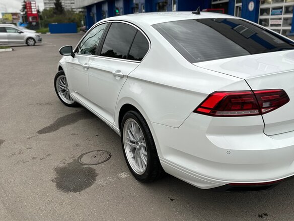 2020 Volkswagen Passat B8 Рестайлинг, белый, 2400000 рублей - вид 4