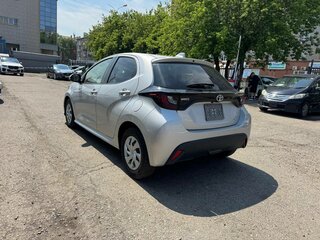2021 Toyota Yaris IV, серый, 1149000 рублей, вид 2