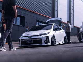 2017 Toyota Prius IV (XW50), белый, 2500000 рублей, вид 3