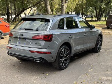 2025 Audi Q5 45 TFSI II (FY) Рестайлинг, серый, 5649000 рублей, вид 4