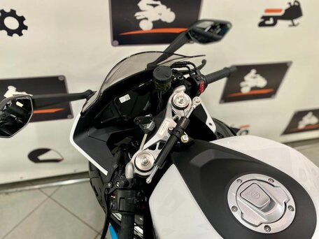 2025 CFMoto 675SR-R, белый, 769410 рублей, вид 4