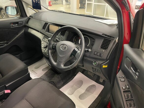 2012 Toyota ISis I Рестайлинг, красный, 1519000 рублей - вид 10