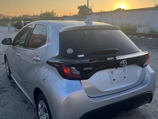 2021 Toyota Yaris IV, серый, 1150000 рублей, вид 3