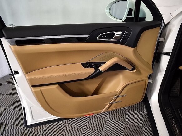 2015 Porsche Cayenne Diesel II Рестайлинг (958), белый - вид 17