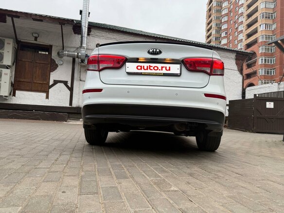2015 Kia Rio III Рестайлинг, белый, 980000 рублей - вид 6