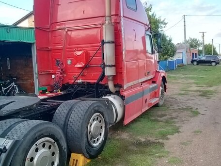 2003 Volvo VNL, красный, 1550000 рублей, вид 4
