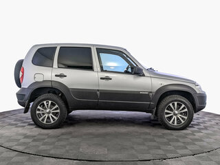 2017 Chevrolet Niva I Рестайлинг, серебристый, 745000 рублей, вид 4