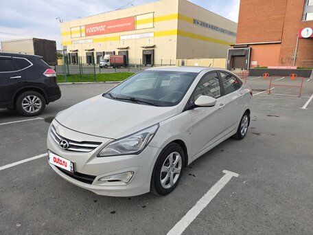 2015 Hyundai Solaris I Рестайлинг, бежевый, 890000 рублей, вид 1