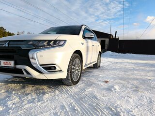 2018 Mitsubishi Outlander PHEV III Рестайлинг 3, белый, 3520000 рублей, вид 4