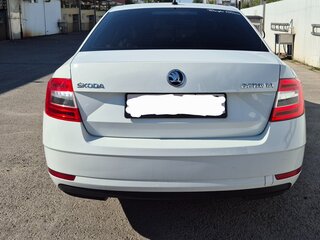 2018 Skoda Octavia III (A7) Рестайлинг, белый, 1600000 рублей, вид 3