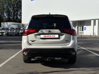 2020 Mitsubishi Outlander III Рестайлинг 3, белый, 2900000 рублей, вид 4