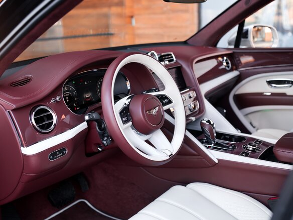 2026 Bentley Bentayga I Рестайлинг, серебристый, 45500000 рублей - вид 4