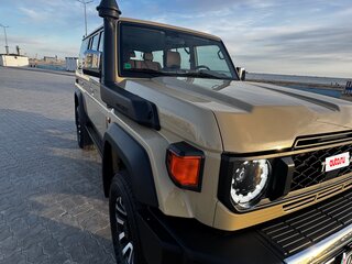 2024 Toyota Land Cruiser 76 70 Series Рестайлинг 2, бежевый, 8000000 рублей, вид 3