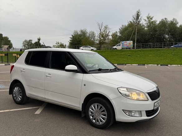 2013 Skoda Fabia II Рестайлинг, белый, 850000 рублей - вид 6