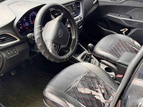 2018 Hyundai Solaris II, чёрный, 790000 рублей - вид 2