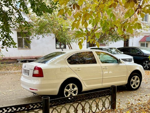 2012 Skoda Octavia II (A5) Рестайлинг, белый, 1200000 рублей - вид 4