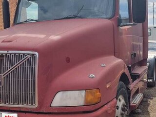 2002 Volvo VNL, красный, 900000 рублей, вид 1
