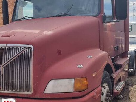 2002 Volvo VNL, красный, 900000 рублей, вид 1