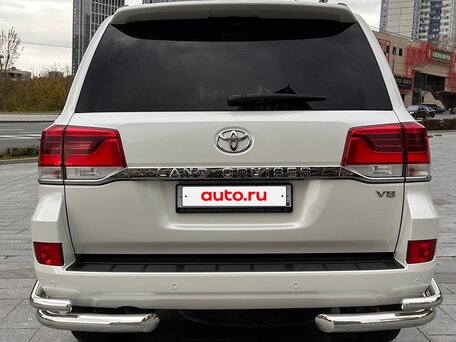 2019 Toyota Land Cruiser 200 Series Рестайлинг 2, белый, 9200000 рублей, вид 4