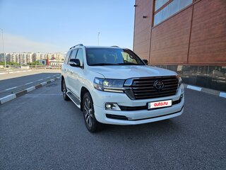 2018 Toyota Land Cruiser 200 Series Рестайлинг 2, белый, 8500000 рублей, вид 4