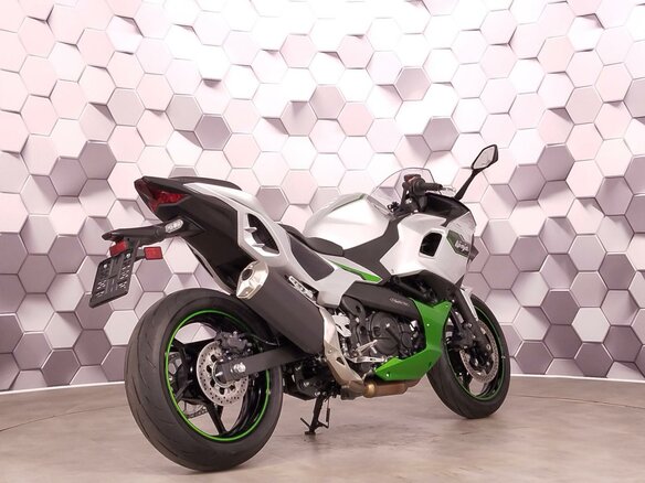 2025 Kawasaki Ninja 7, серебристый - вид 6
