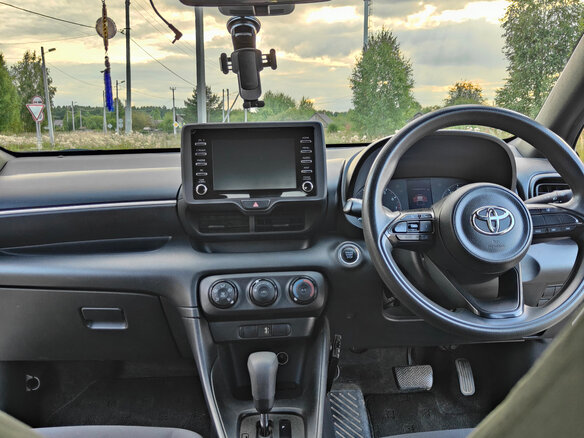 2020 Toyota Yaris IV, серебристый, 1200000 рублей - вид 18