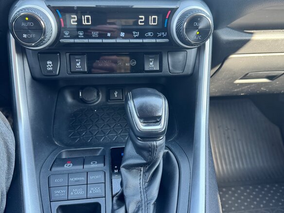 2020 Toyota RAV4 V (XA50), чёрный, 4200000 рублей - вид 15