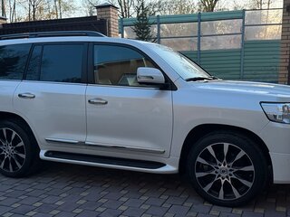 2017 Toyota Land Cruiser 200 Series Рестайлинг 2, белый, 6900000 рублей, вид 3