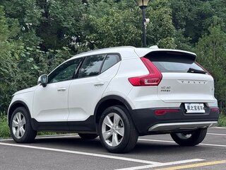 2023 Volvo XC40 I Рестайлинг, белый, 3700000 рублей, вид 4