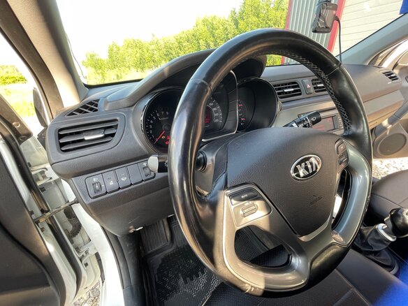 2017 Kia Rio III Рестайлинг, белый, 1100000 рублей - вид 7