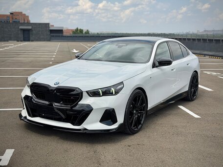 2025 BMW 5 серии 520i VIII (G60/G61/G68), белый, 7100000 рублей, вид 1
