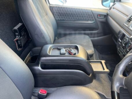 2011 Toyota HiAce, белый, 4200000 рублей, вид 5