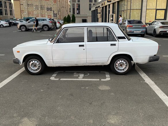 2005 Lada (ВАЗ) 2107, белый, 130000 рублей - вид 3