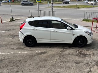 2014 Hyundai Solaris I Рестайлинг, белый, 800000 рублей, вид 3