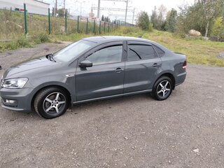 2018 Volkswagen Polo V Рестайлинг, серый, 700000 рублей, вид 4