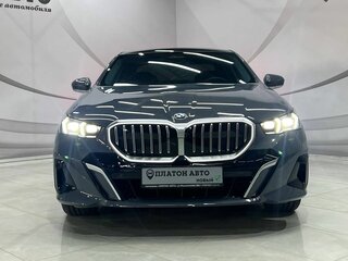2025 BMW 5 серии Long 530Li xDrive VIII (G60/G61/G68), серый, 8199000 рублей, вид 3