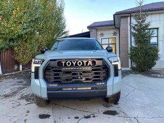 2022 Toyota Tundra CrewMax III, серый, 8650000 рублей, вид 2