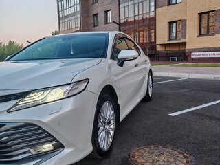 2018 Toyota Camry VIII (XV70), белый, 3030000 рублей, вид 1