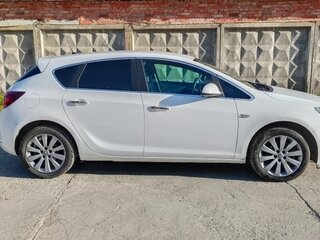 2013 Opel Astra J Рестайлинг, белый, 900000 рублей, вид 3