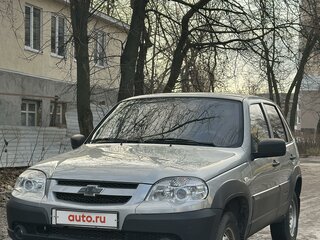 2015 Chevrolet Niva I Рестайлинг, серебристый, 730000 рублей, вид 2