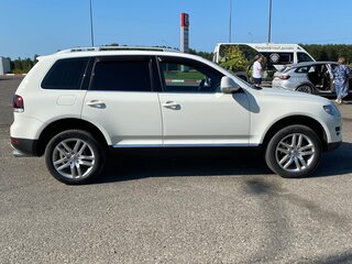2010 Volkswagen Touareg I Рестайлинг, белый, 2050000 рублей, вид 3