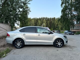 2015 Volkswagen Polo V, серебристый, 880000 рублей, вид 3