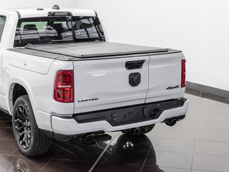 2024 Ram 1500 Crew Cab V Рестайлинг, белый, 9090000 рублей, вид 5