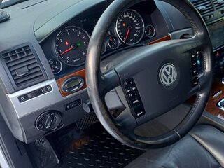 2008 Volkswagen Touareg I Рестайлинг, серебристый, 1700000 рублей, вид 4