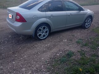2010 Ford Focus II Рестайлинг, серебристый, 780000 рублей, вид 4