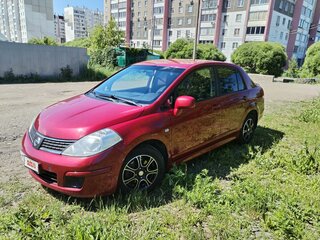 2013 Nissan Tiida I Рестайлинг, красный, 960000 рублей, вид 1