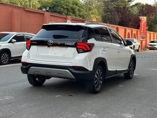 2021 Toyota Yaris L XP150 Рестайлинг, белый, 1150000 рублей, вид 4