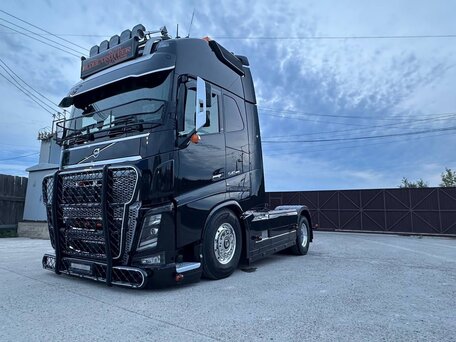 2018 Volvo FH, чёрный, 15000000 рублей, вид 1